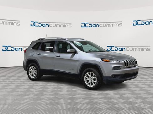 Used 2017 Jeep Cherokee Latitude AWD/4WD image 3
