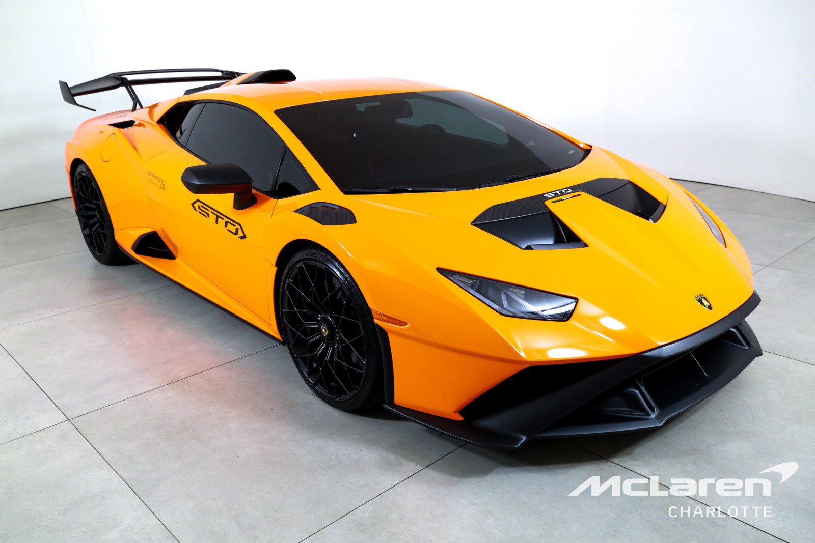Used 2022 Lamborghini Huracan STO RWD image 3
