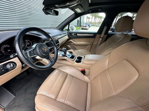 Used 2023 Porsche Cayenne Platinum Edition image 4