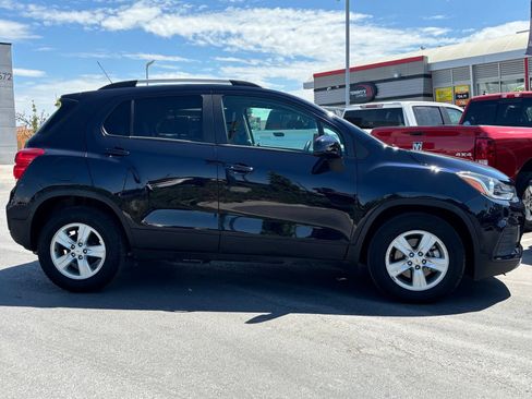 Used 2021 Chevrolet Trax LT w/ LT Convenience Package FWD image 5