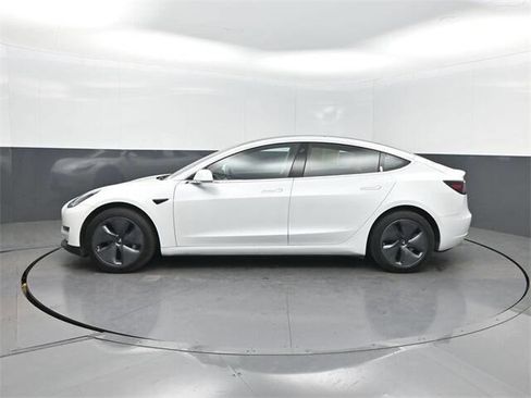 Used 2019 Tesla Model 3 Standard Range Plus image 2