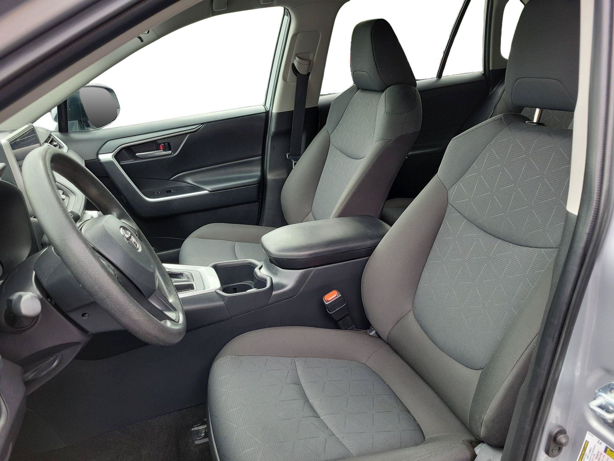 Used 2025 Toyota RAV4 XLE FWD image 5