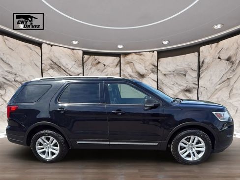 Used 2019 Ford Explorer XLT w/ Equipment Group 202A AWD/4WD image 4