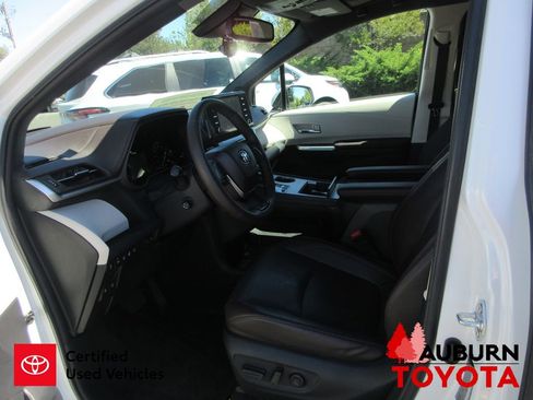 Used 2023 Toyota Sienna Platinum image 27