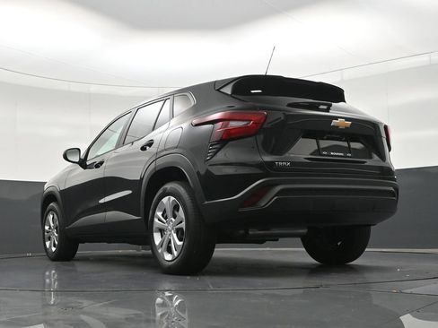 Used 2024 Chevrolet Trax LS FWD image 25