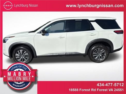 Used 2024 Nissan Pathfinder S image 1