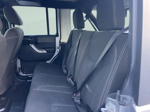 Used 2018 Jeep Wrangler Unlimited Sahara AWD/4WD image 17