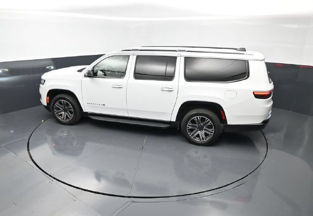 Used 2024 Jeep Wagoneer L Series II RWD image 27