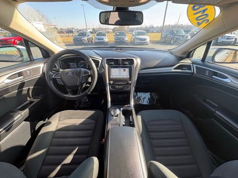 Used 2018 Ford Fusion SE image 12