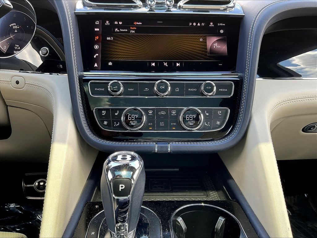 Used 2021 Bentley Bentayga AWD/4WD image 15