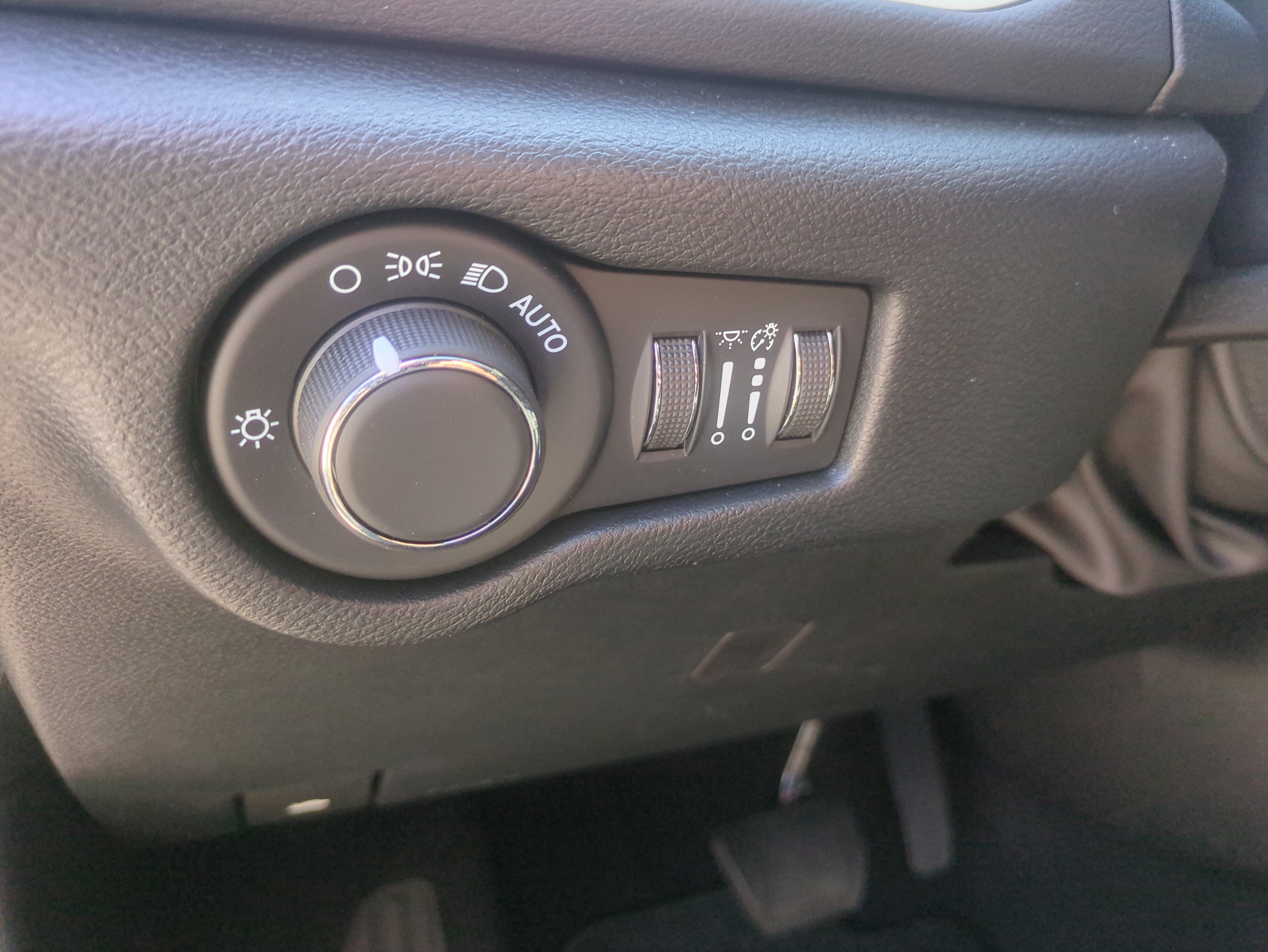 Used 2026 Chrysler Voyager LX FWD image 11