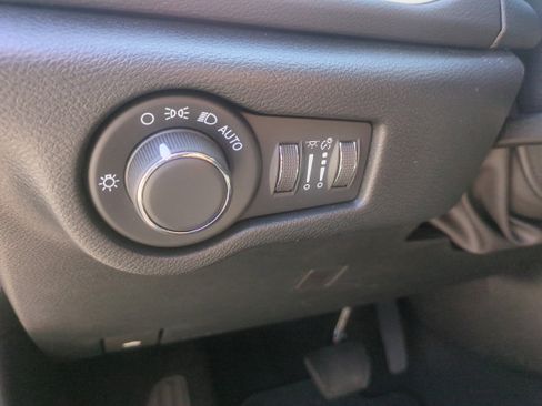 Used 2026 Chrysler Voyager LX FWD image 11