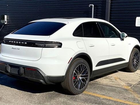 Certified 2025 Porsche Macan 4S Electric AWD/4WD image 10