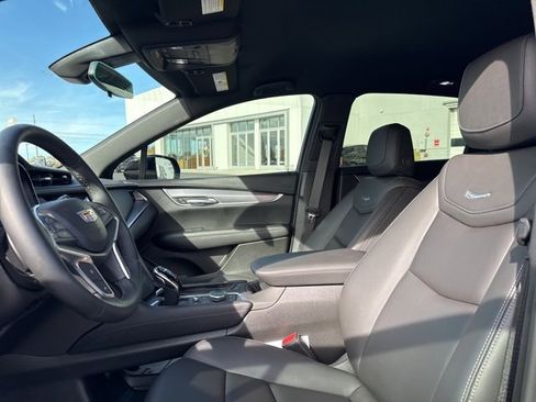 Used 2025 Cadillac XT5 Luxury image 11