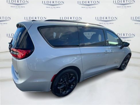 New 2026 Chrysler Pacifica Limited w/ Uconnect Theater Family Group image 5