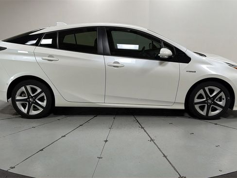 Used 2016 Toyota Prius Four image 6