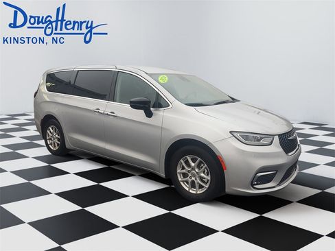 Used 2024 Chrysler Pacifica Touring-L image 7