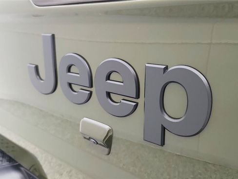 Used 2022 Jeep Gladiator Sport AWD/4WD image 17