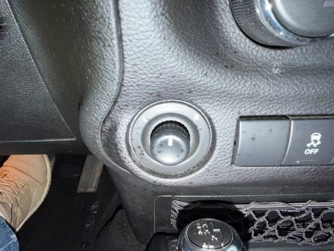 Used 2017 Jeep Wrangler Unlimited Sahara w/ Connectivity Group AWD/4WD image 43
