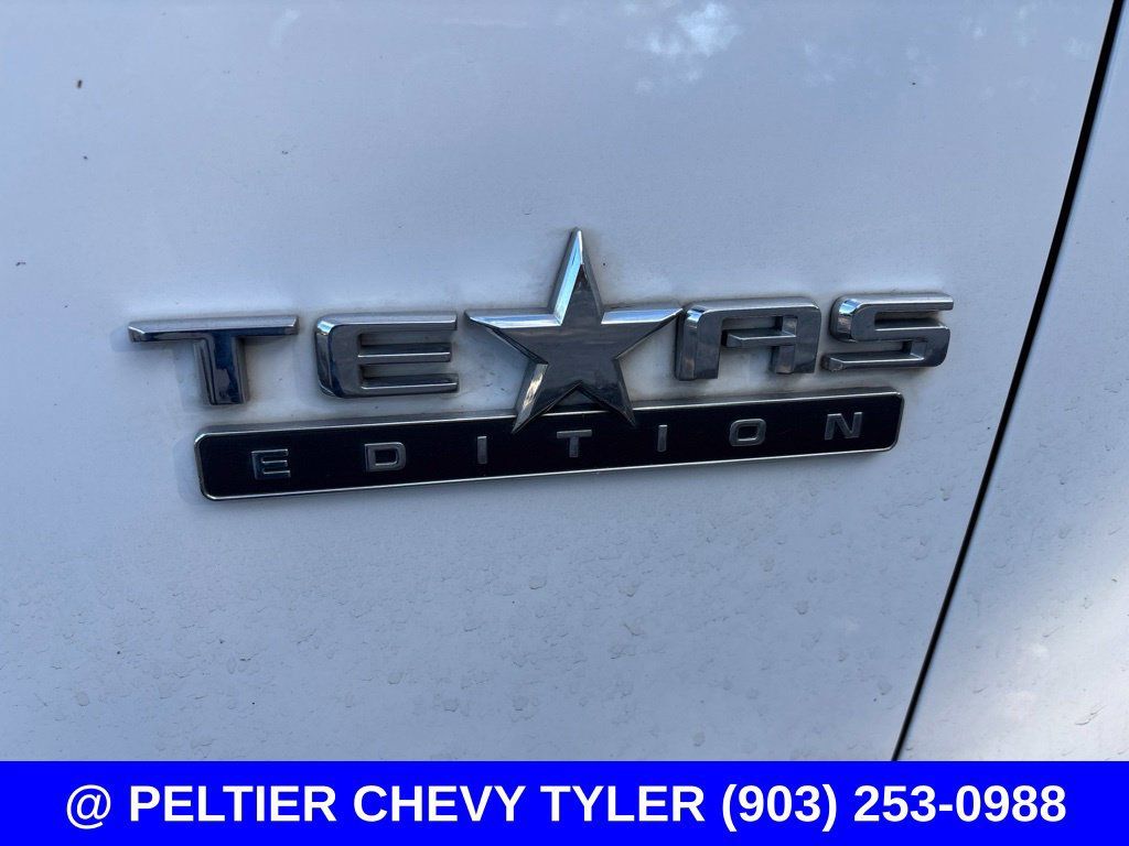 Used 2024 Chevrolet Suburban LT w/ Luxury Package RWD image 9