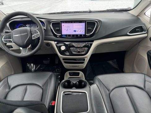 Used 2024 Chrysler Pacifica Touring-L image 7