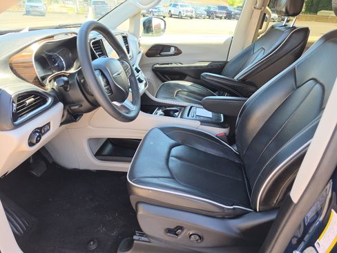 Used 2023 Chrysler Pacifica Limited FWD image 16
