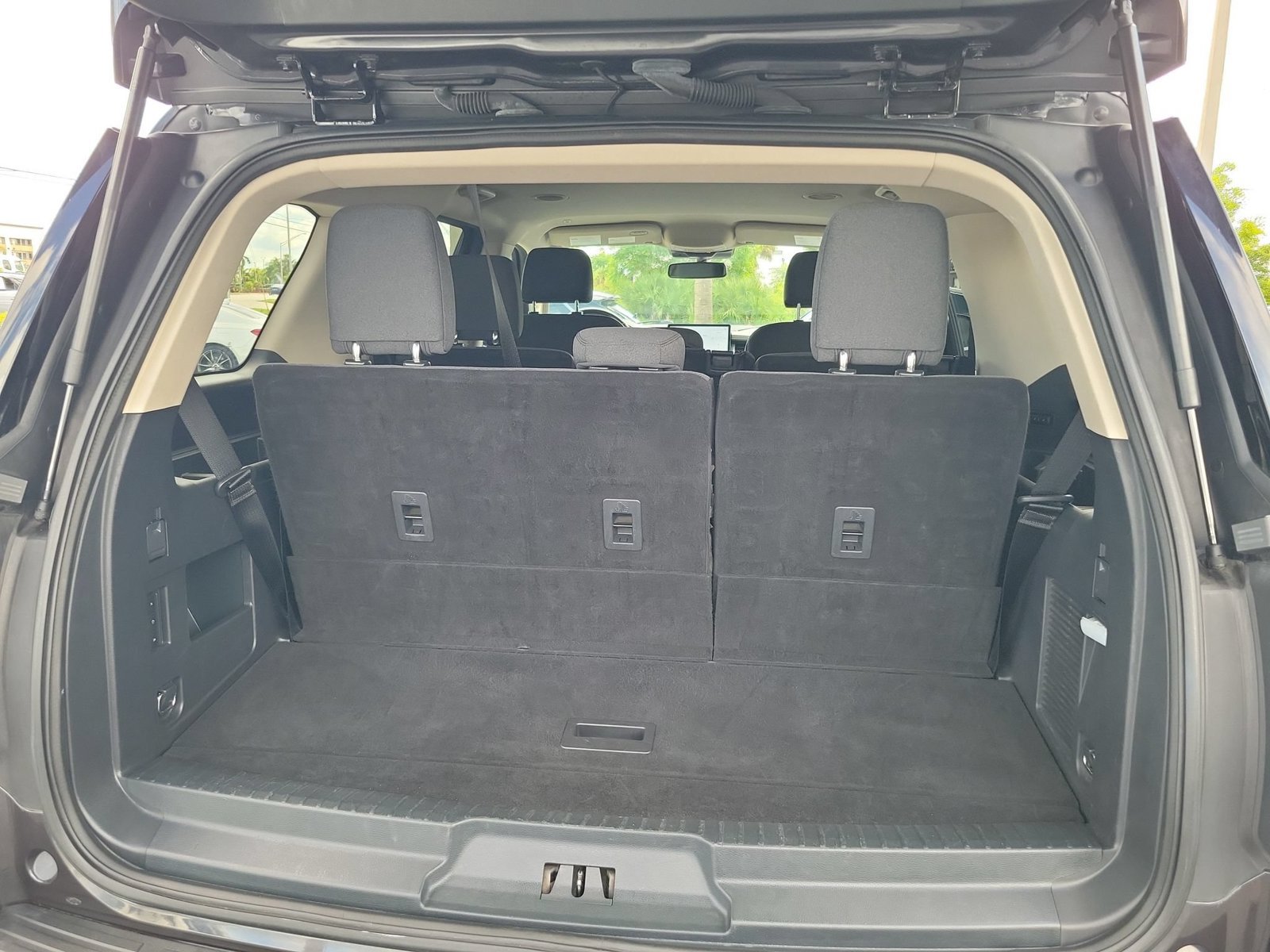 Used 2024 Ford Expedition XLT RWD image 10