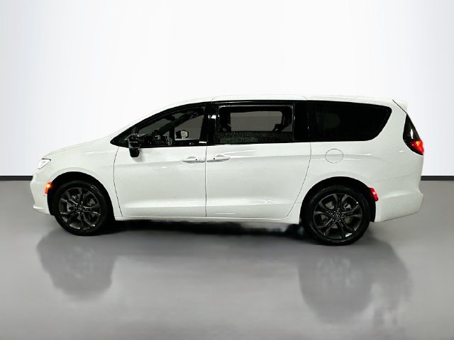 New 2026 Chrysler Pacifica Select AWD/4WD image 8