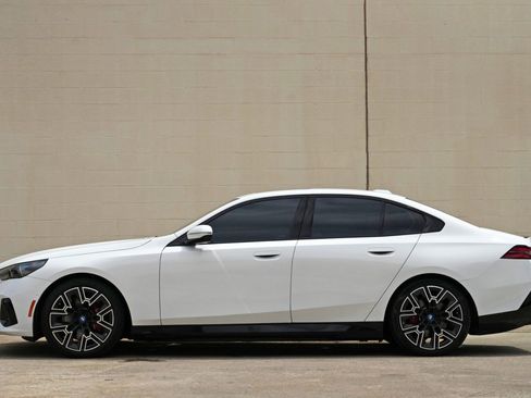 Used 2025 BMW i5 eDrive40i w/ M Sport Package RWD image 9