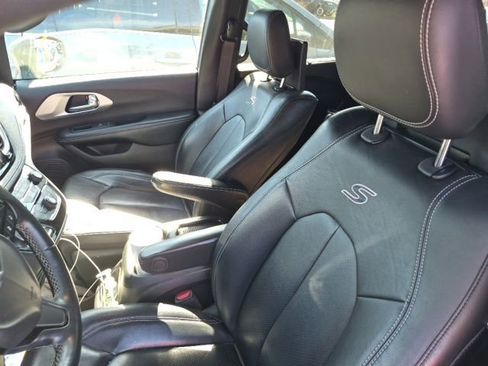 Used 2021 Chrysler Pacifica Touring-L w/ Uconnect Theater Family Group image 9