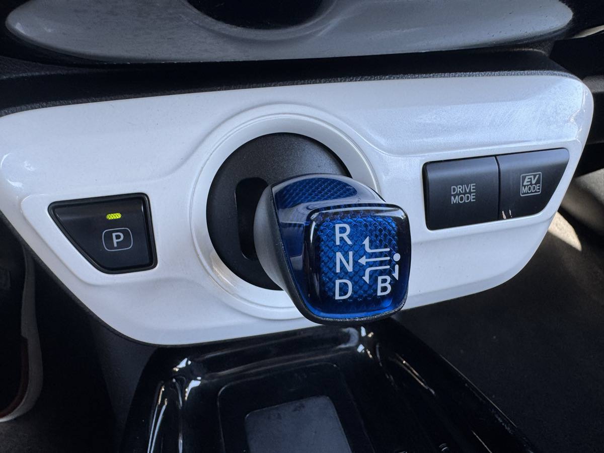 Used 2017 Toyota Prius Four w/ Advanced Technology Package FWD image 32