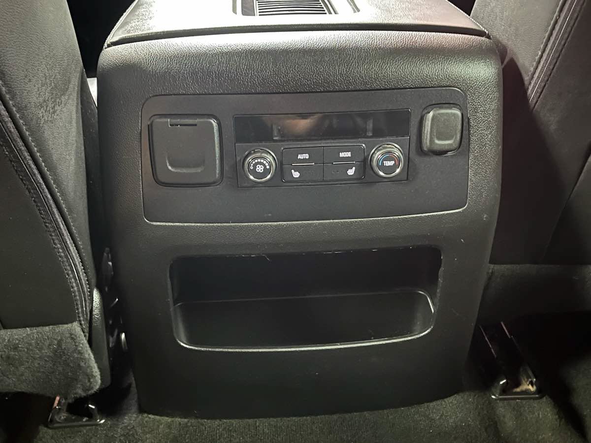 Used 2017 GMC Yukon XL SLT w/ HD Trailering Package AWD/4WD image 10