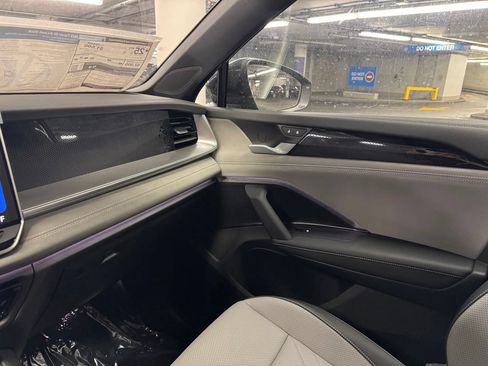 New 2026 Volkswagen Tiguan SE R-Line AWD/4WD image 32