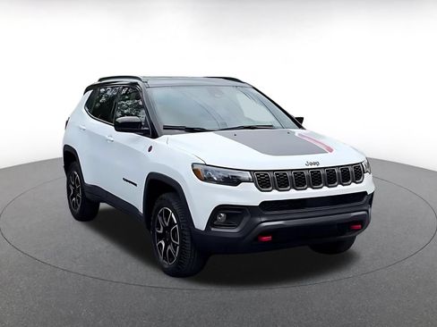 Used 2025 Jeep Compass Trailhawk AWD/4WD image 3