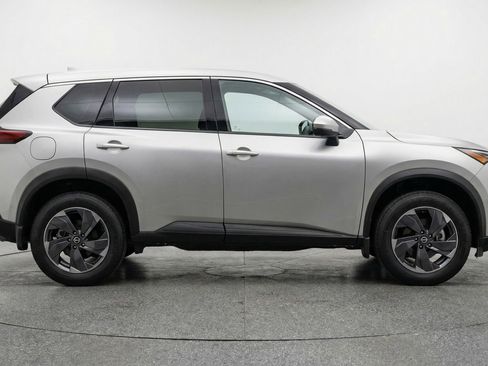 Used 2025 Nissan Rogue SV AWD/4WD image 11