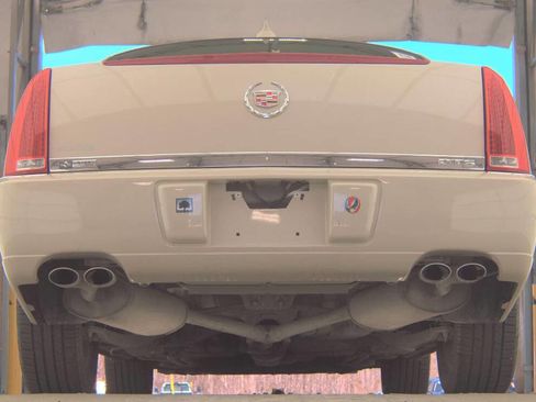 Used 2011 Cadillac DTS FWD image 19