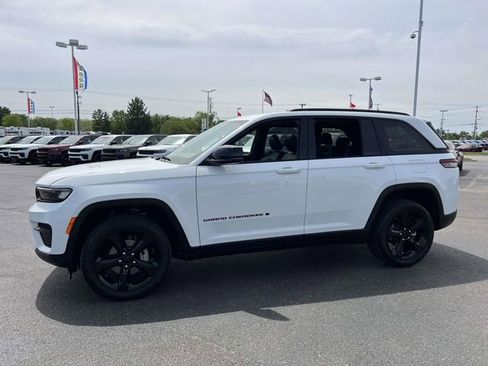 Used 2024 Jeep Grand Cherokee Altitude AWD/4WD image 3