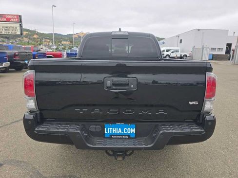 Used 2021 Toyota Tacoma TRD Off-Road w/ TRD Premium Off Road Package AWD/4WD image 4