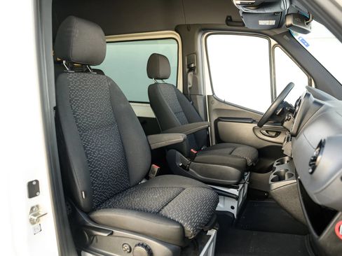 Used 2021 Mercedes-Benz Sprinter 2500 image 26