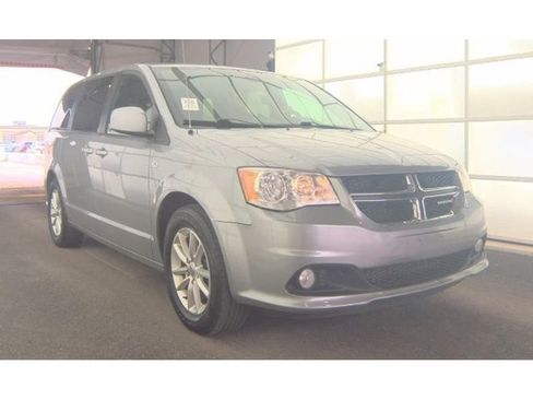 Used 2019 Dodge Grand Caravan SE image 2