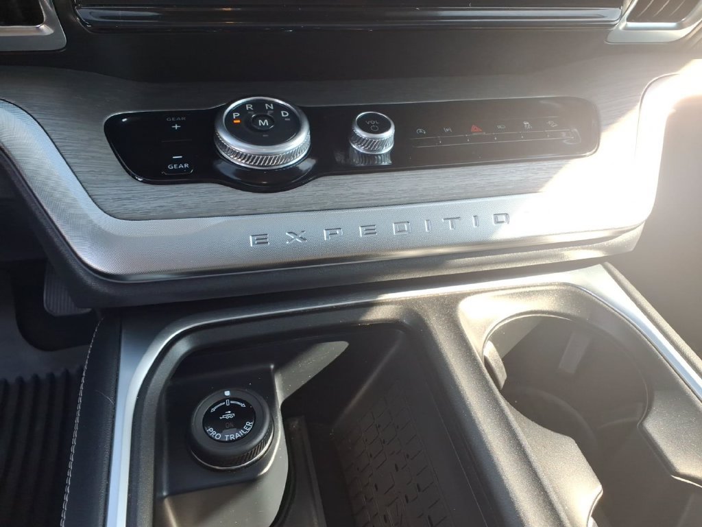 Used 2025 Ford Expedition Platinum w/ Driver's Package AWD/4WD image 11