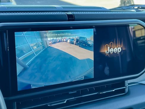 Used 2024 Jeep Wrangler Unlimited Sahara image 26