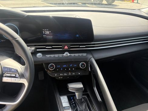 Used 2025 Hyundai Elantra SEL image 17
