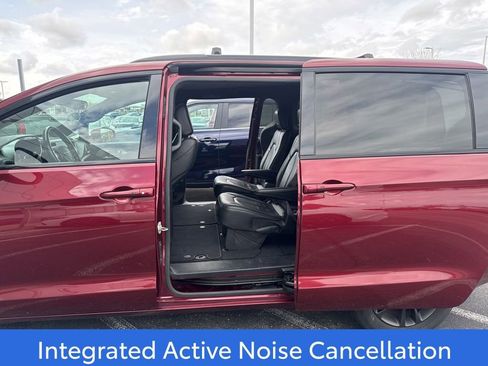 Used 2020 Chrysler Pacifica Touring-L w/ Premium Audio Group AWD/4WD image 5