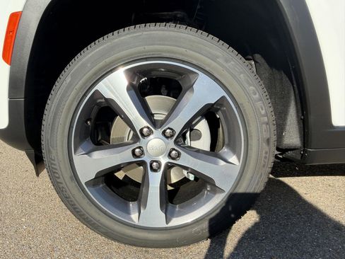 New 2026 Jeep Grand Cherokee Limited RWD image 25