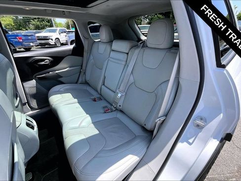 Used 2019 Jeep Cherokee Limited w/ Technology Group AWD/4WD image 6