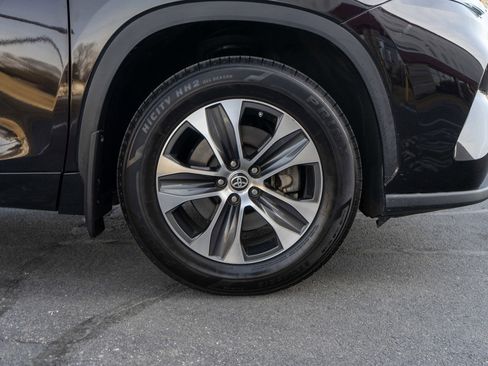 Used 2021 Toyota Highlander XLE image 11