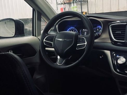 Used 2023 Chrysler Voyager LX image 25