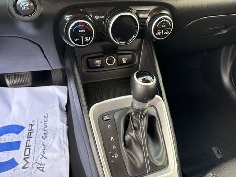 Used 2025 Hyundai Venue SEL image 17