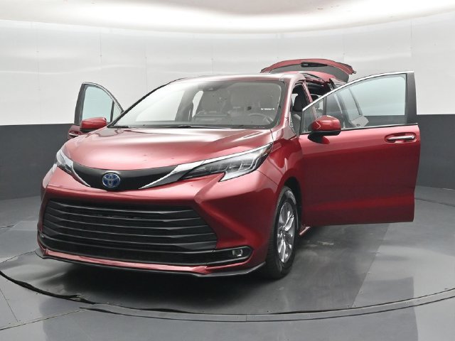 Used 2025 Toyota Sienna XLE FWD image 57